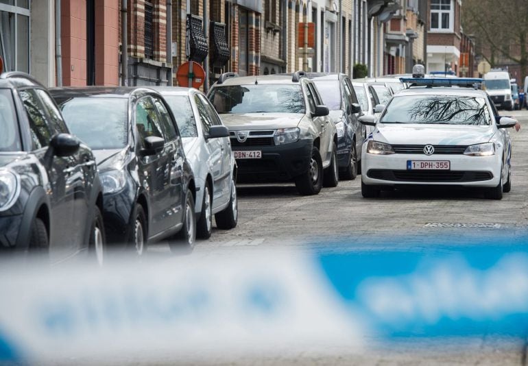 La Policía belga durante una redada en Bruselas, Bégica.