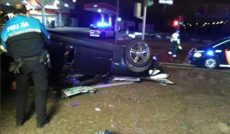 El vehículo accidentado ha quedado volcado junto a la ronda VA-20
