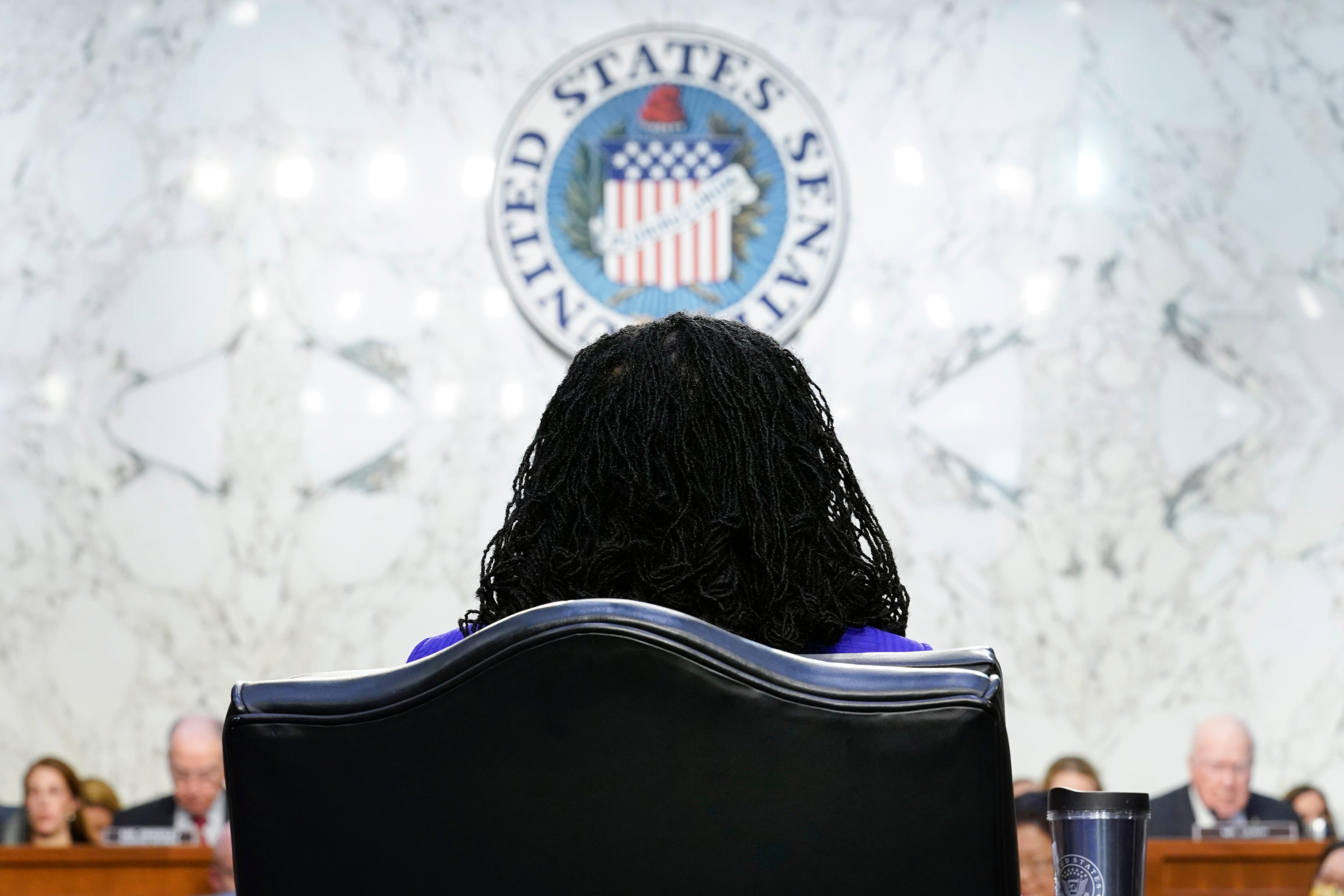 La jueza Ketanji Brown Jackson escuchando al Comité Judicial del Senado, este lunes en el Capitolio de Washington DC.