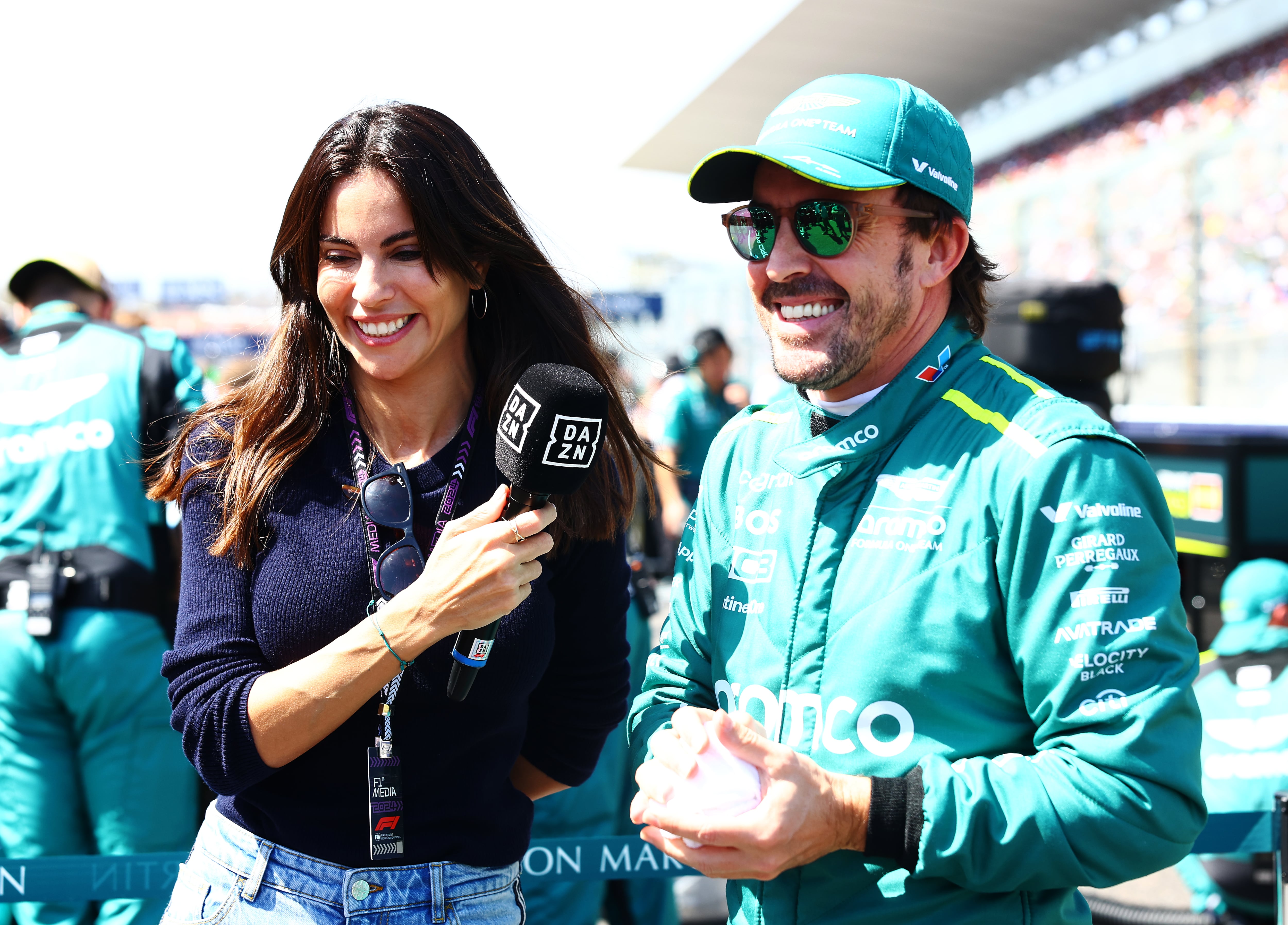 Fernando Alonso atiende a los medios durante el GP de Japón