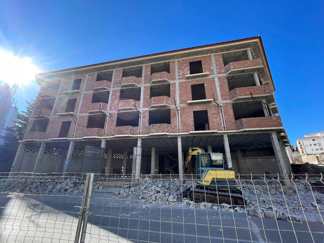 Demolición del edificio en estructura a las espaldas del Teatro Dengra de Baza