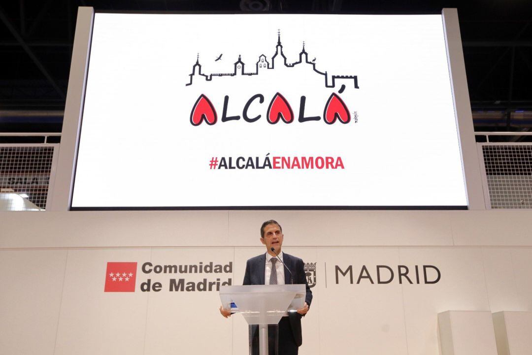 El alcalde de Alcalá de Henares, Javier Rodríguez Palacios, el stand de la Comunidad de Madrid en Fitur