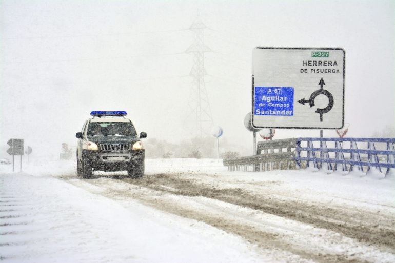 Una carretera con nieve.