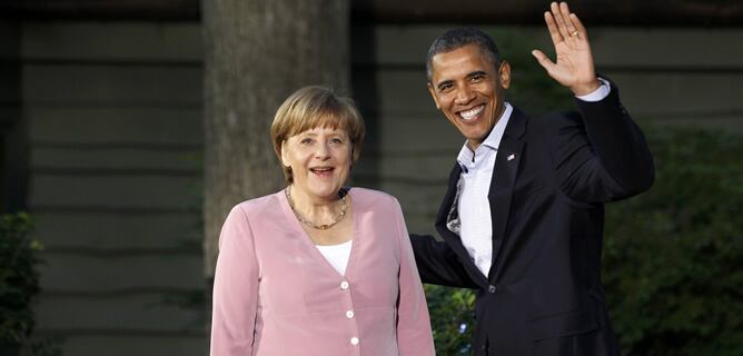 Barack Obama recibe a Angela Merkel a su llegada a la cumbre del G8 en Camp David