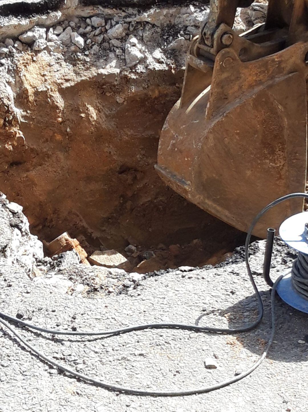 Trabajos de búsqueda de la avería de abastecimiento de agua que afecta a la calle General Santiago y avenida de la Constitución