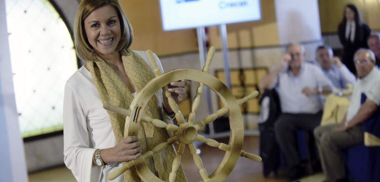 Cospedal con el timón que le regaló ayer la comunidad rumana de Ocaña durante una comida mitin