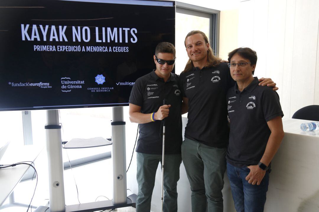 Isaac Padrós, el caiaquista Rai Puig i el càmera que completa l'expedició de 'Kayak No Limits Menorca' 