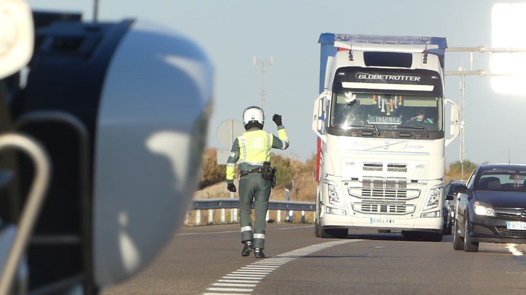 Imagen de archivo de un control de carreteras de la Guardia Civil en Aragón el pasado mes de octubre 
