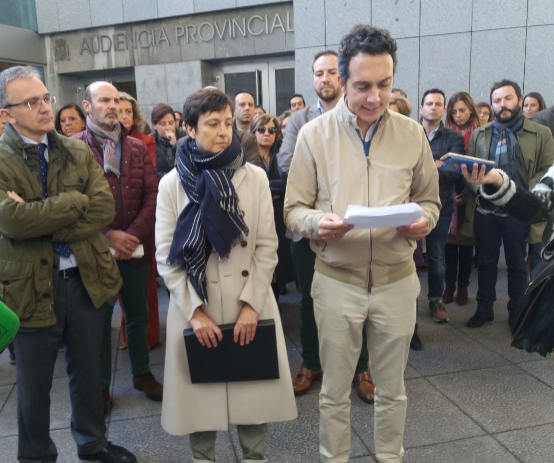 Miguel Rodríguez Marcos, de la Asociación de Fiscales en Asturias lee el comunicado de jueces y fiscales con motivo de la segunda huelga de estos profesionales en seis meses. Frente a Audiencia Provincial y juzgados de Oviedo.