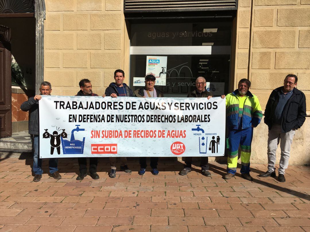 Representantes sindicales se concentran ante la sede de la empresa "Aguas y Servicios"