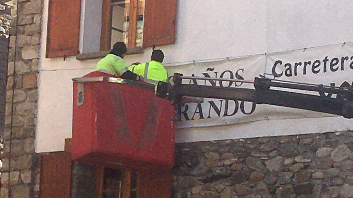 La ATEVB retira la pancarta que reivindica las obras de la N-260