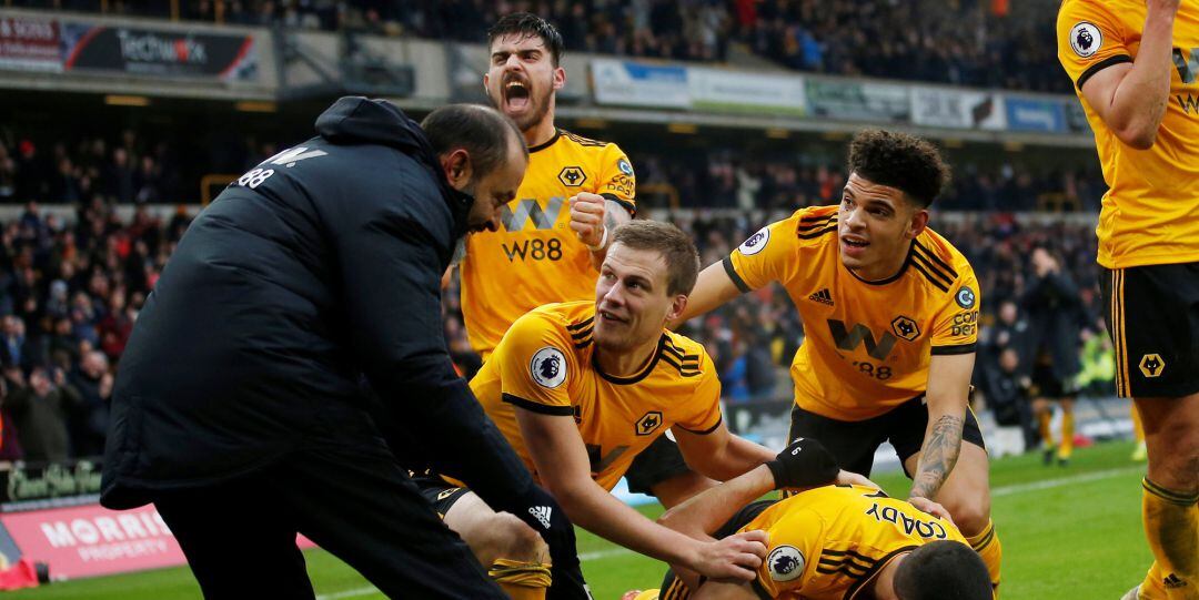 Nuno Espíritu Santo celebra junto a sus jugadores el gol de la victoria