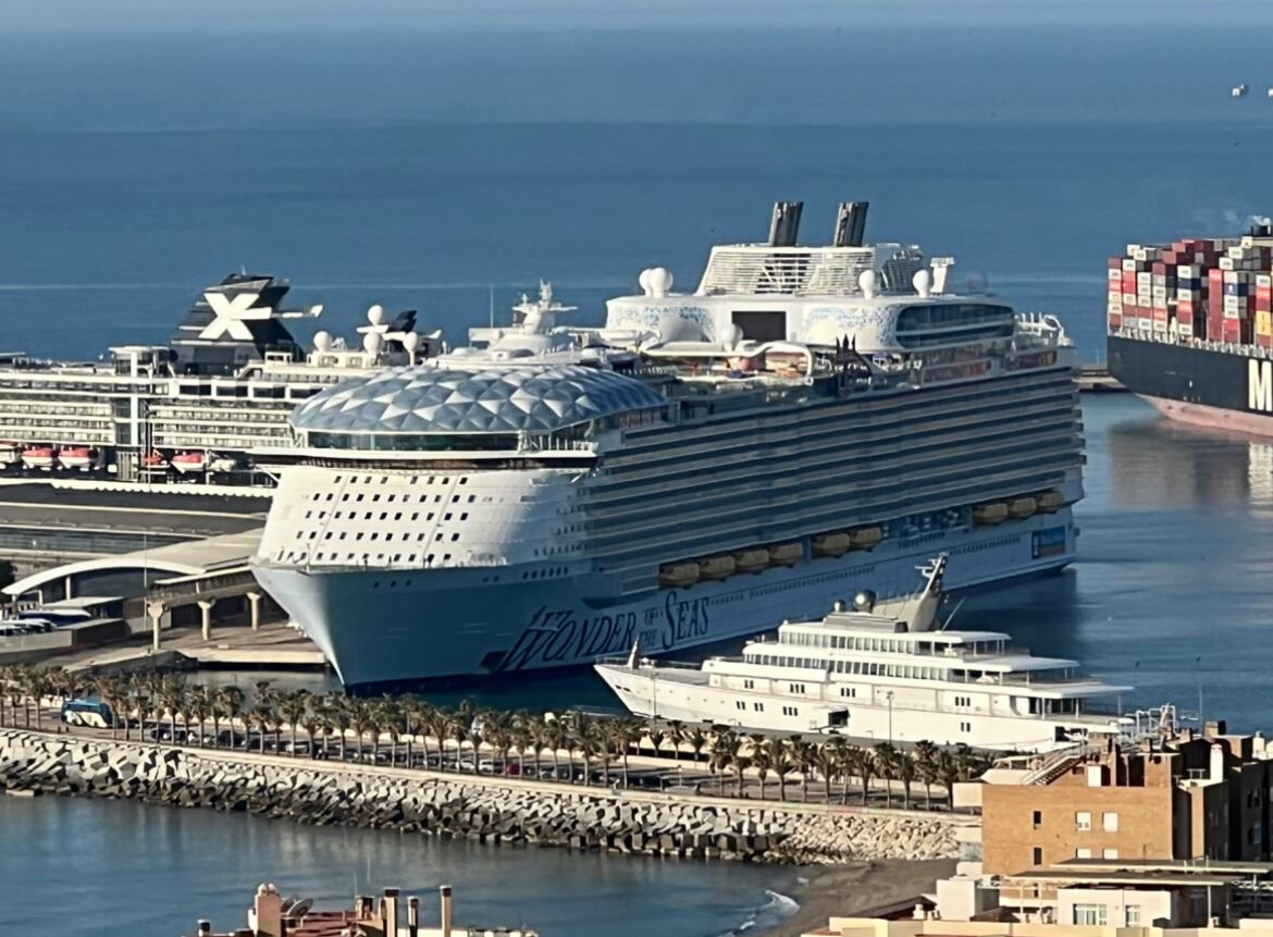 El crucero más grande del mundo atracado este sábado en el puerto de Málaga