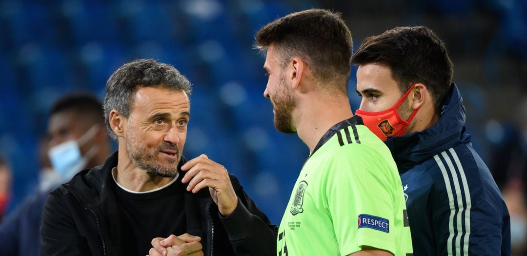 Luis Enrique felicita a Unai Simón tras su partido ante Suiza