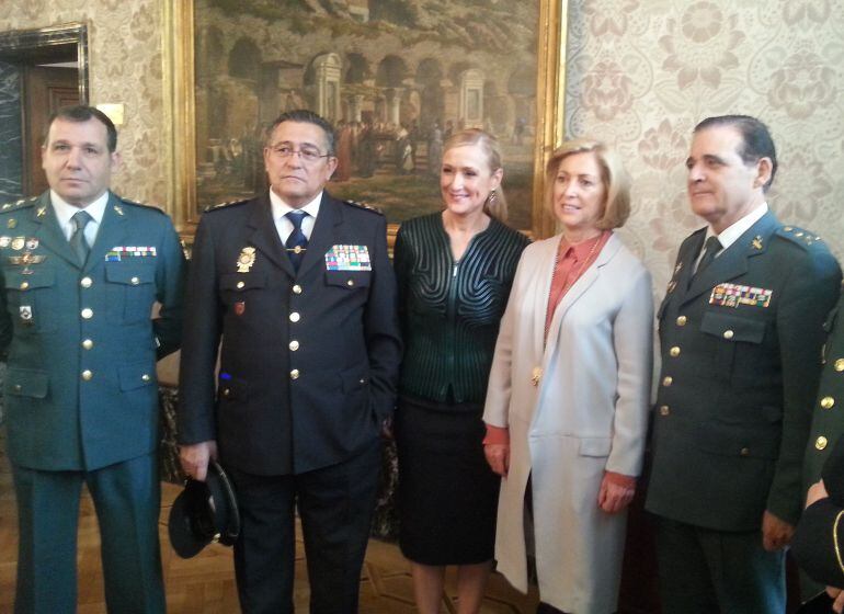 Concepción Dancausa y Cristina Cifuentes con el Jefe Superior de Policía y el Jefe de Zona de la Guardia Civil