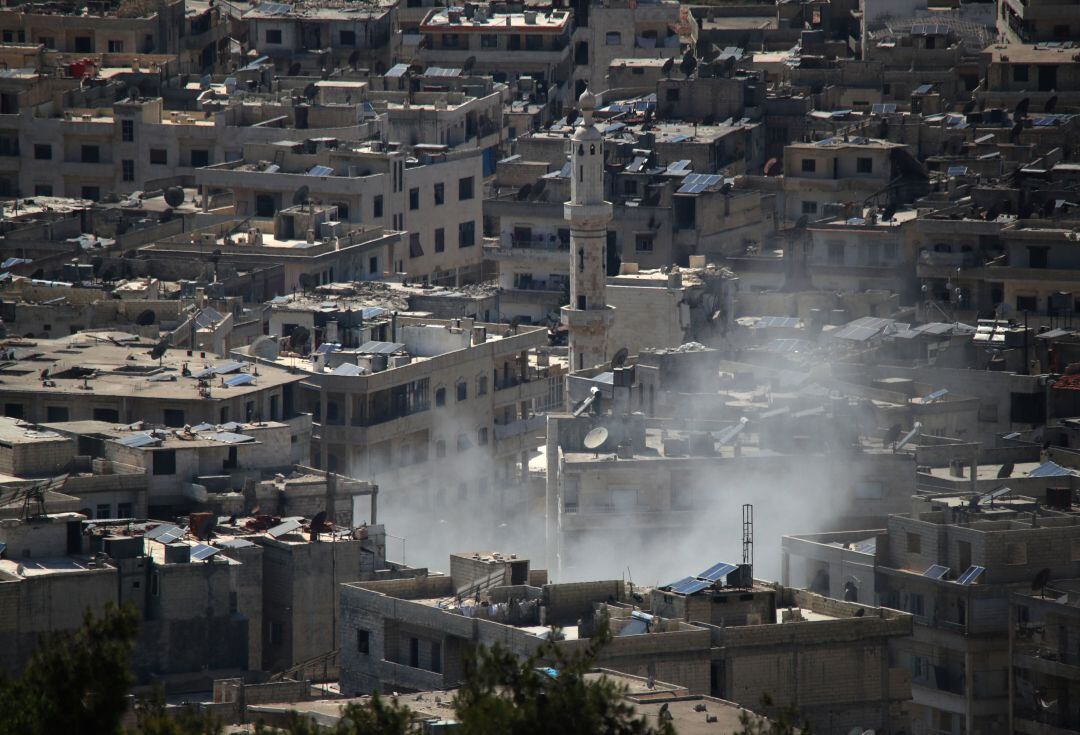 El humo se eleva sobre la ciudad siria de Ariha, durante un bombardeo en Siria