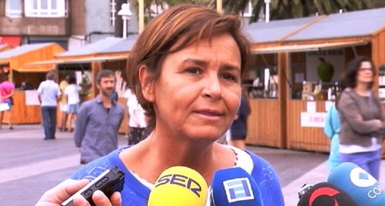 [FOTO ARCHIVO] Carmen Moriyón atiende a los medios de comunicación