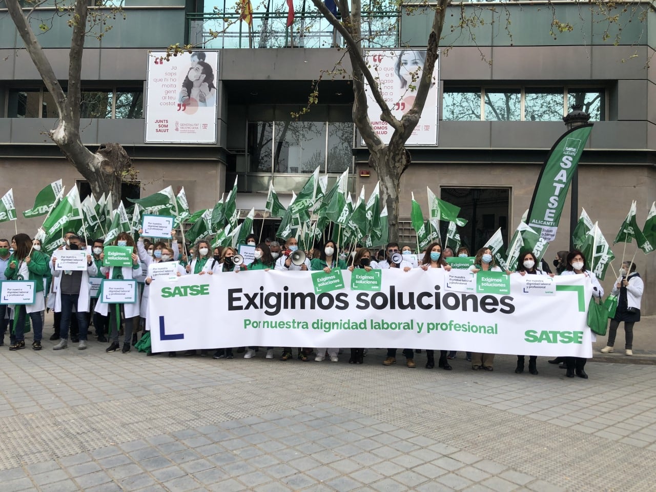 Profesionales de SATSE se concentran ante Sanitat para exigir un mejor servicio. Fuente: propia