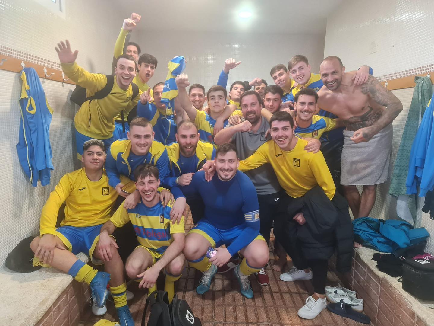 Los jugadores del Beniopa celebran la victoria