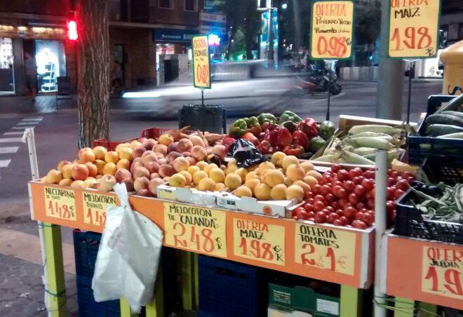 Expositors de fruita i verdura a un carrer del centre de Tarragona.