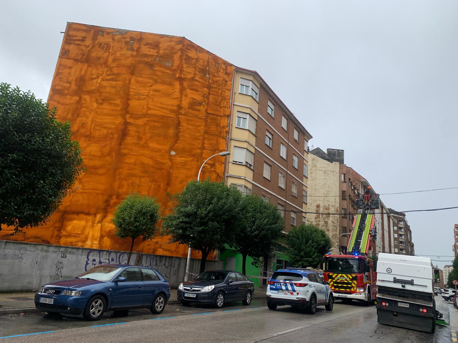 Intervención en una cornisa en la avenida del Castillo de Ponferrada