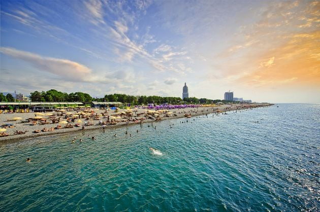 Playa de piedra en la costa del Mar Muerto en Batumi.