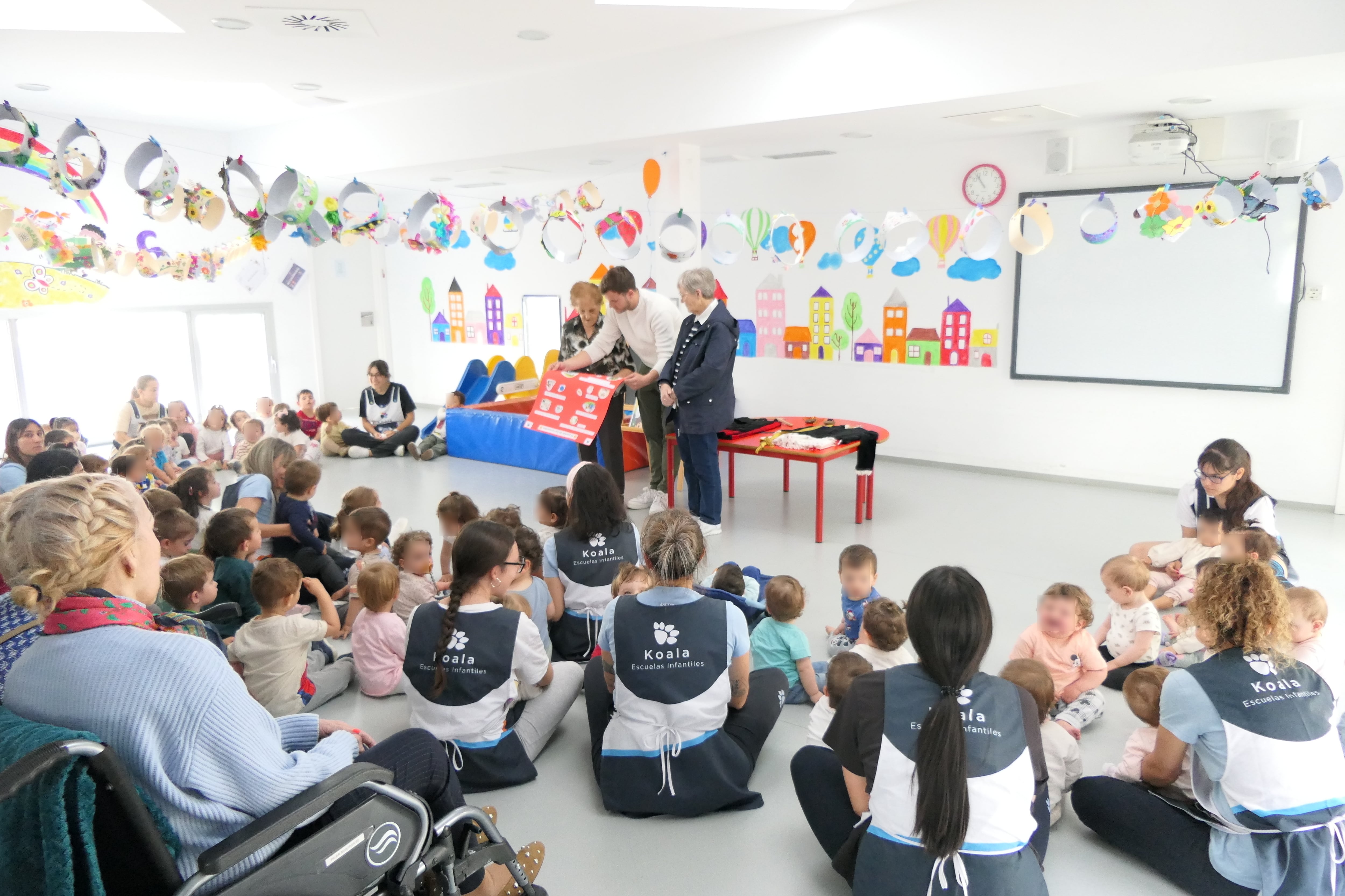 Un cuento iniciado por mayores y terminado por niños protagoniza un emotivo encuentro intergeneracional en Palencia