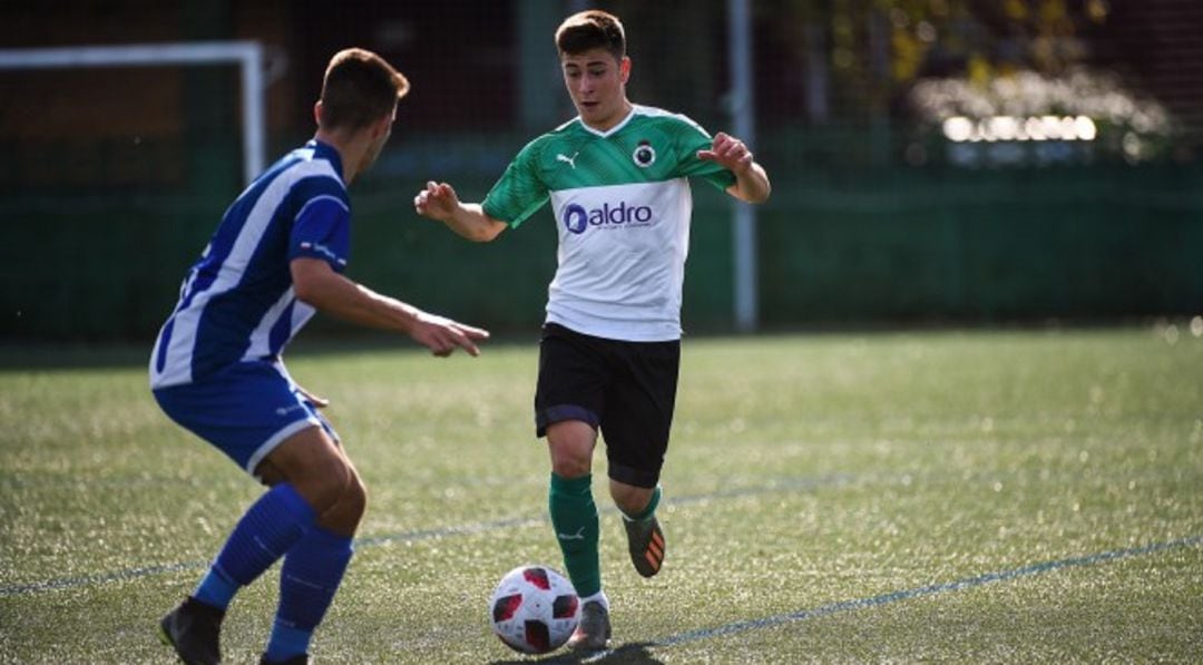 Pablo Torre durane un partido con el juvenil