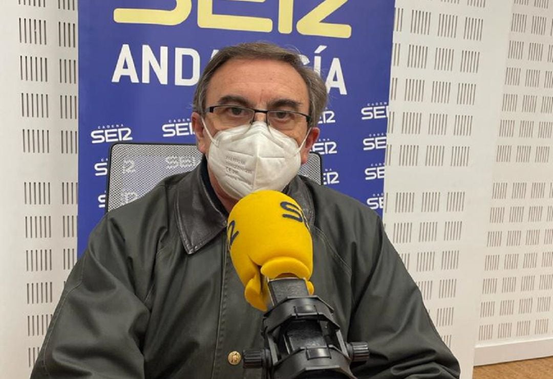 El restaurador Pedro Manzano en el estudio central de Radio Sevilla