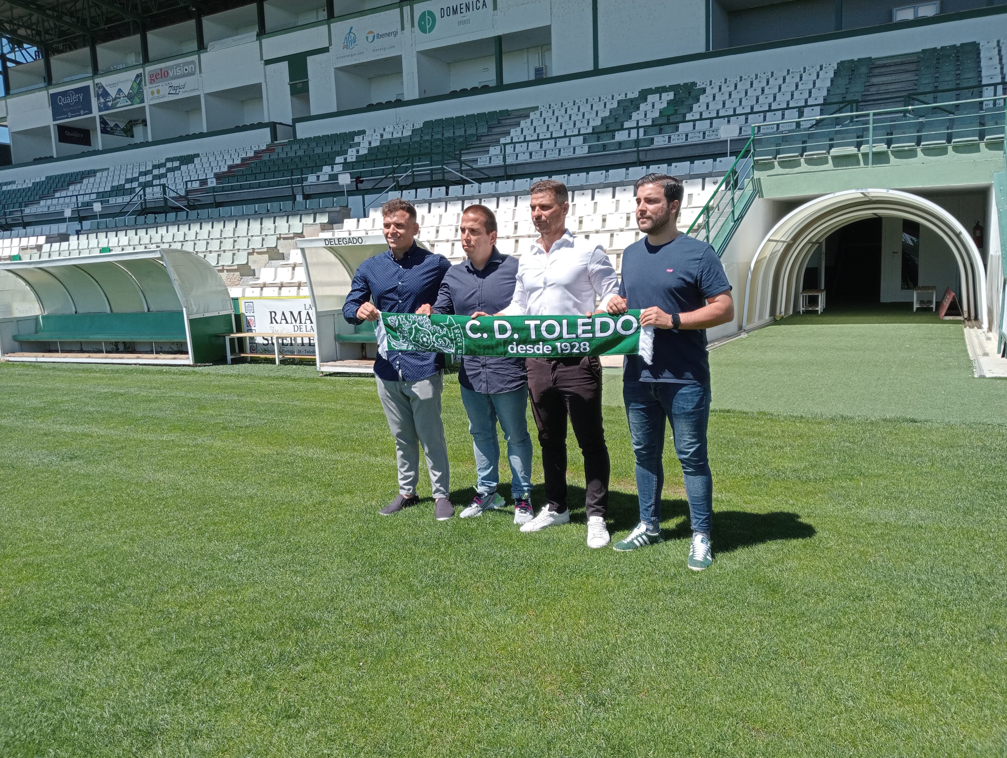 Aitor Gómez (de blanco en el centro) junto a los componentes del nuevo cuerpo técnico