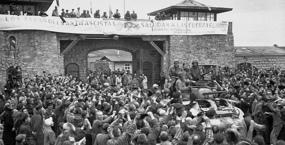 Los prisioneros republicanos españoles reciben a las fuerzas americanas tras la liberación del campo.