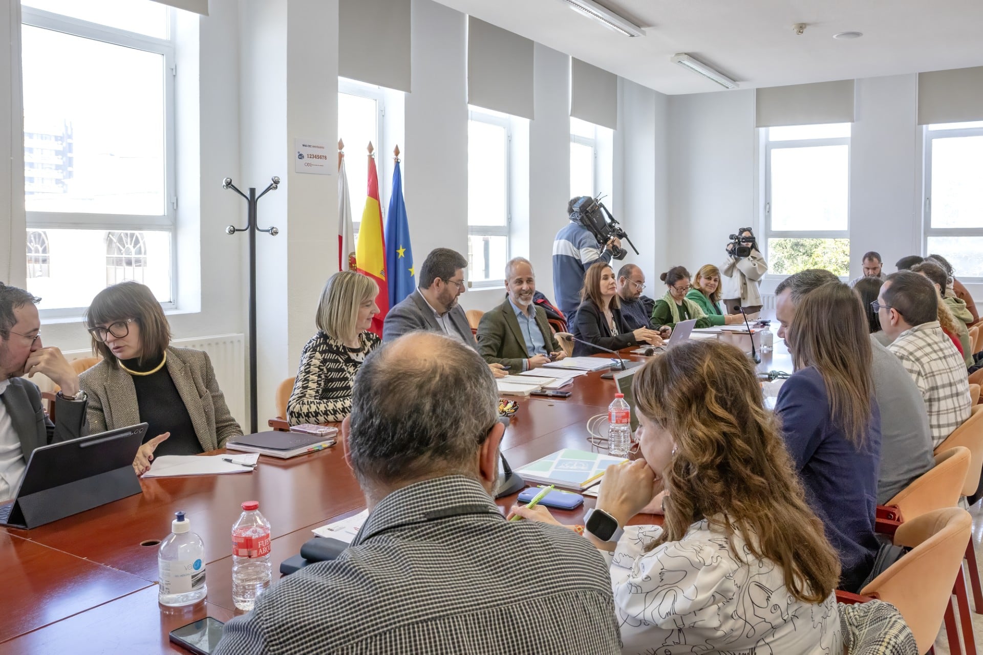El consejero de Educación, Sergio Silva, preside la Mesa Sectorial en la Sala de reuniones del antiguo CEIP Simón Cabarga.