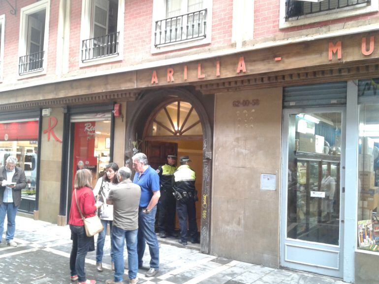 Vista del primer piso afectado por las llamas y el humo sobre el portal que da acceso a los números 58 a 62 de la calle Zapatería de Pamplona