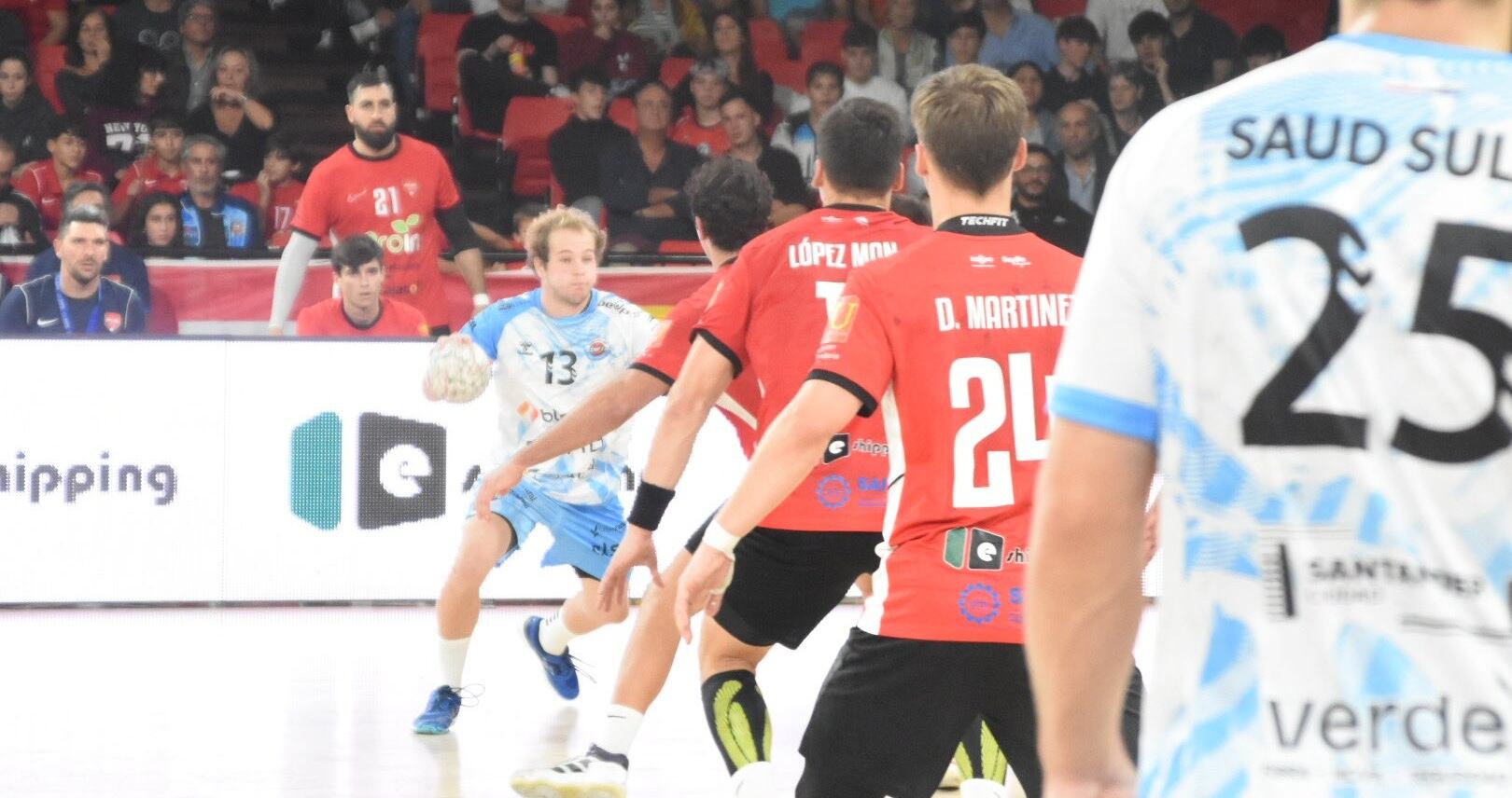 Una acción de ataque del Blendio Sinfín en el partido.