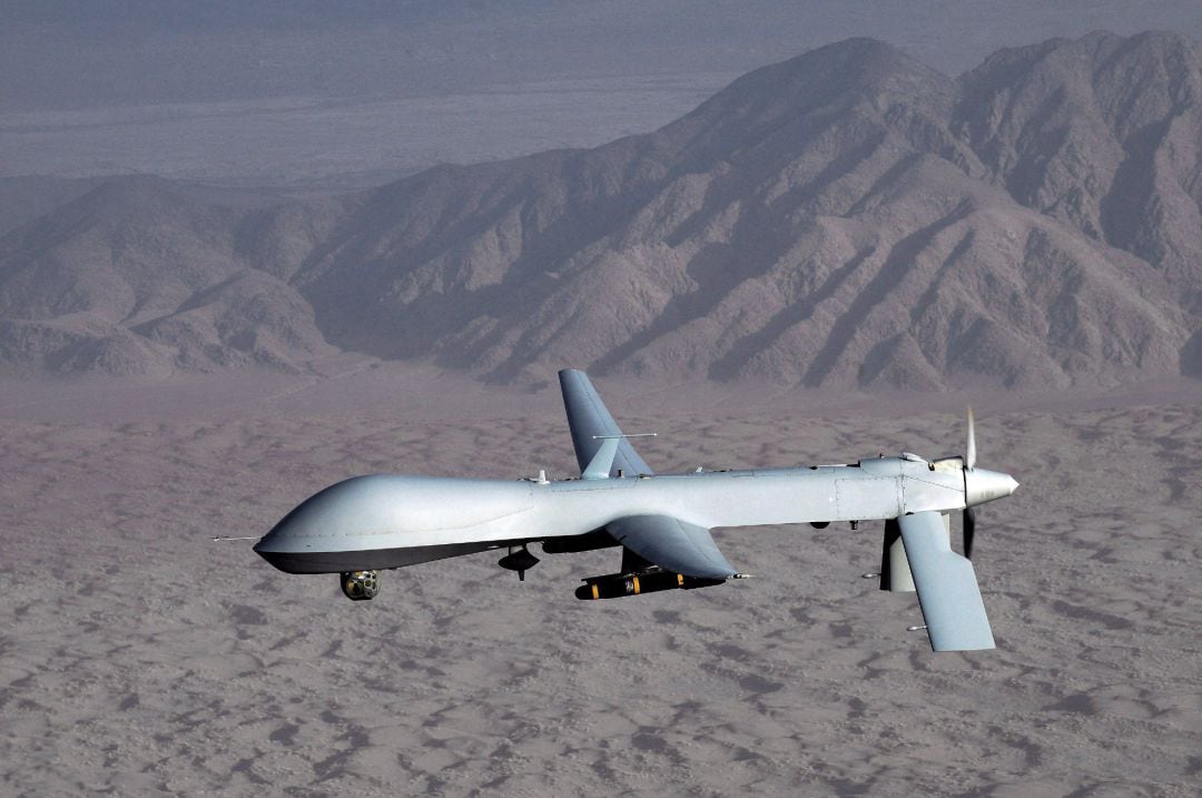 Imagen facilitada este jueves por las Fuerzas Aéreas estadounidenses muestran un MQ-1 Predator que sobrevuela una localización desconocida. Los Guardianes de la Revolución de Irán anunciaron hoy el derribo de un avión no tripulado de Estados Unidos, dedicado a operaciones de espionaje, cerca del estrecho de Ormuz