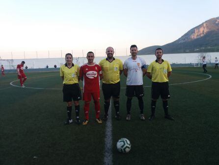 Trío arbitral y capitanes de los dos equipos tras el sorteo de campo y saque inicial