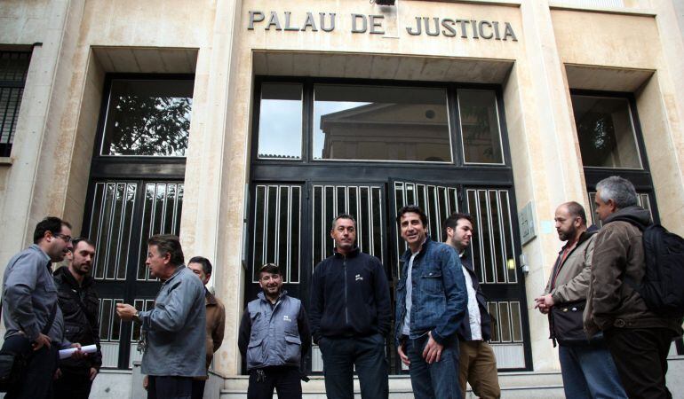 Un grup de treballadors d'EMTE Service a les portes dels jutjats de Tarragona. Imatge del 9 de desembre de 2015. (horitzontal)