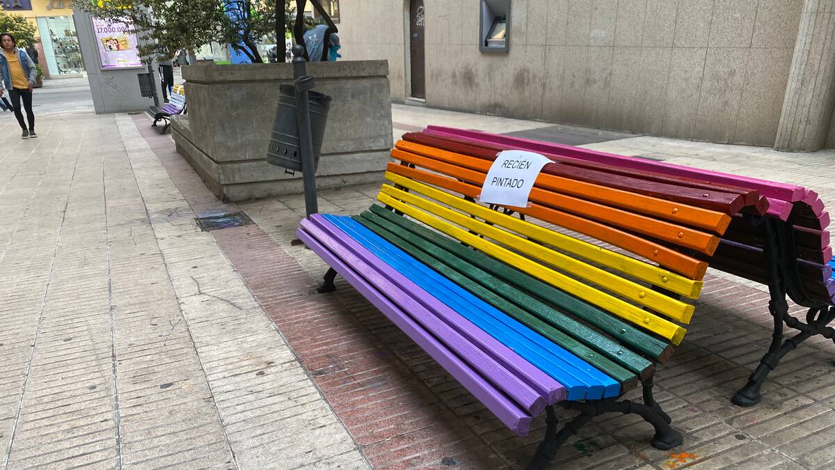 Cuenca ya tiene sus bancos de colores por los derechos de las personas LGTBI