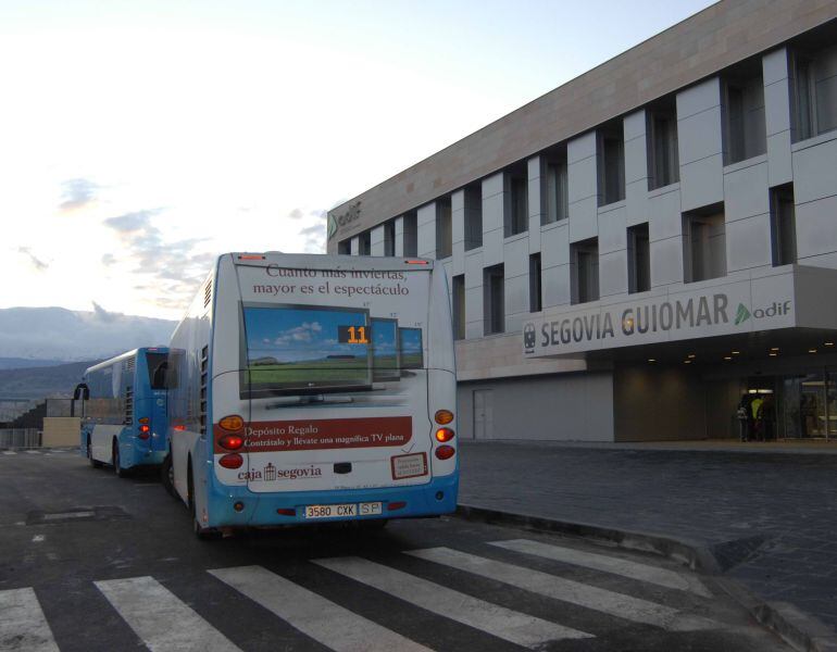 Imagen de dos de los vehículos que prestan servicio en la estación de alta velocidad 