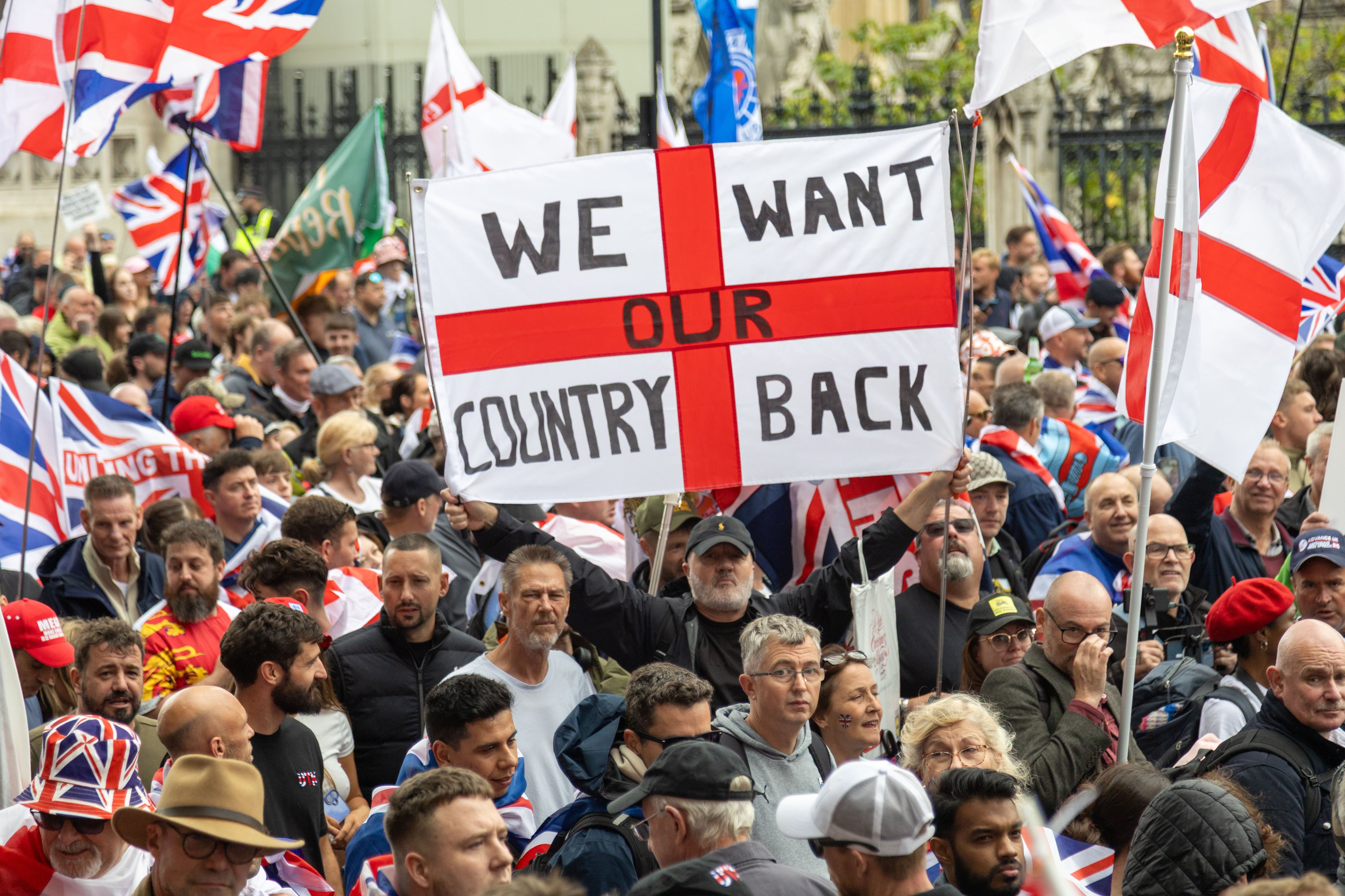 Cientos de miles de personas han recorrido las calles de Londres este sábado durante una protesta contra la migración.