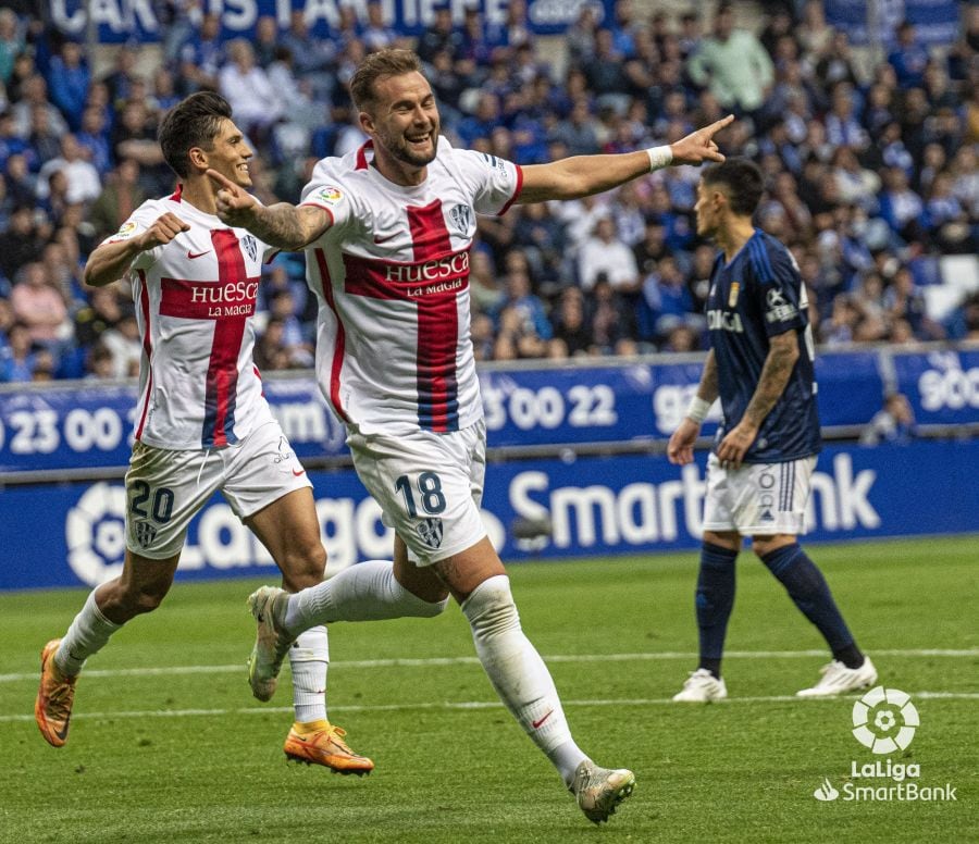 Carrillo celebra su primer gol con el Huesca que le dio los tres puntos en Oviedo