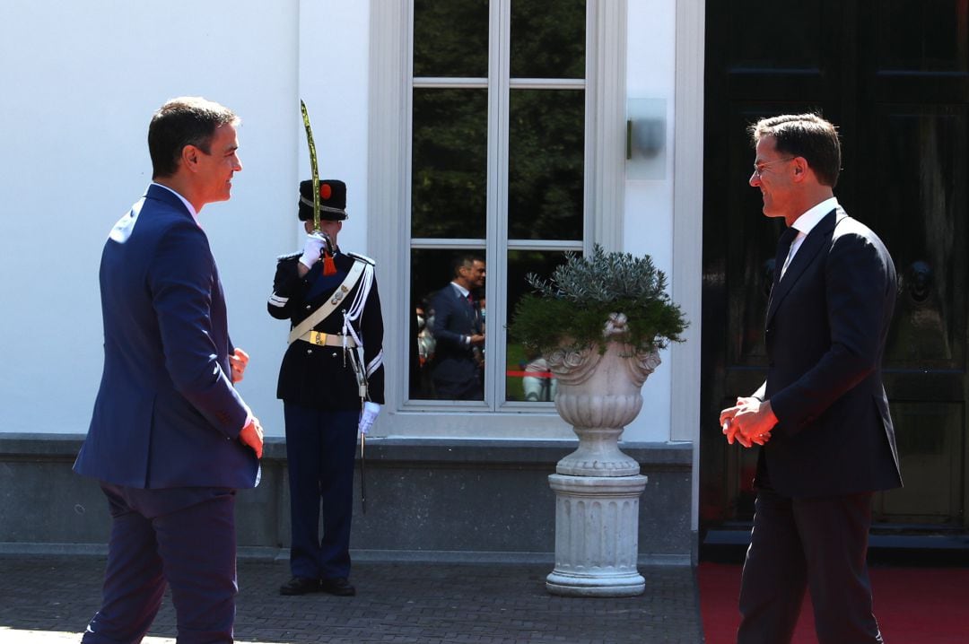 El presidente del Gobierno, Pedro Sánchez (i), antes de su reunión con el primer ministro de Países Bajos, Mark Rutte (d)