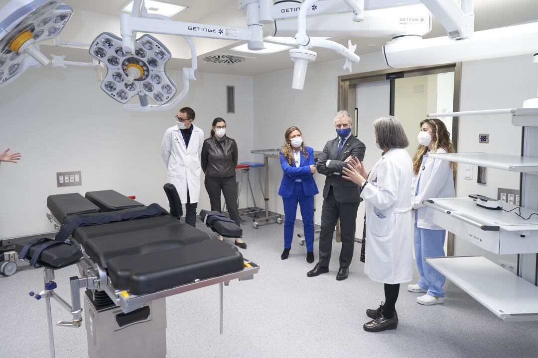 El lehendakari y la consejera de Salud, visitan un quirófano en el nuevo edificio de Txagorritxu