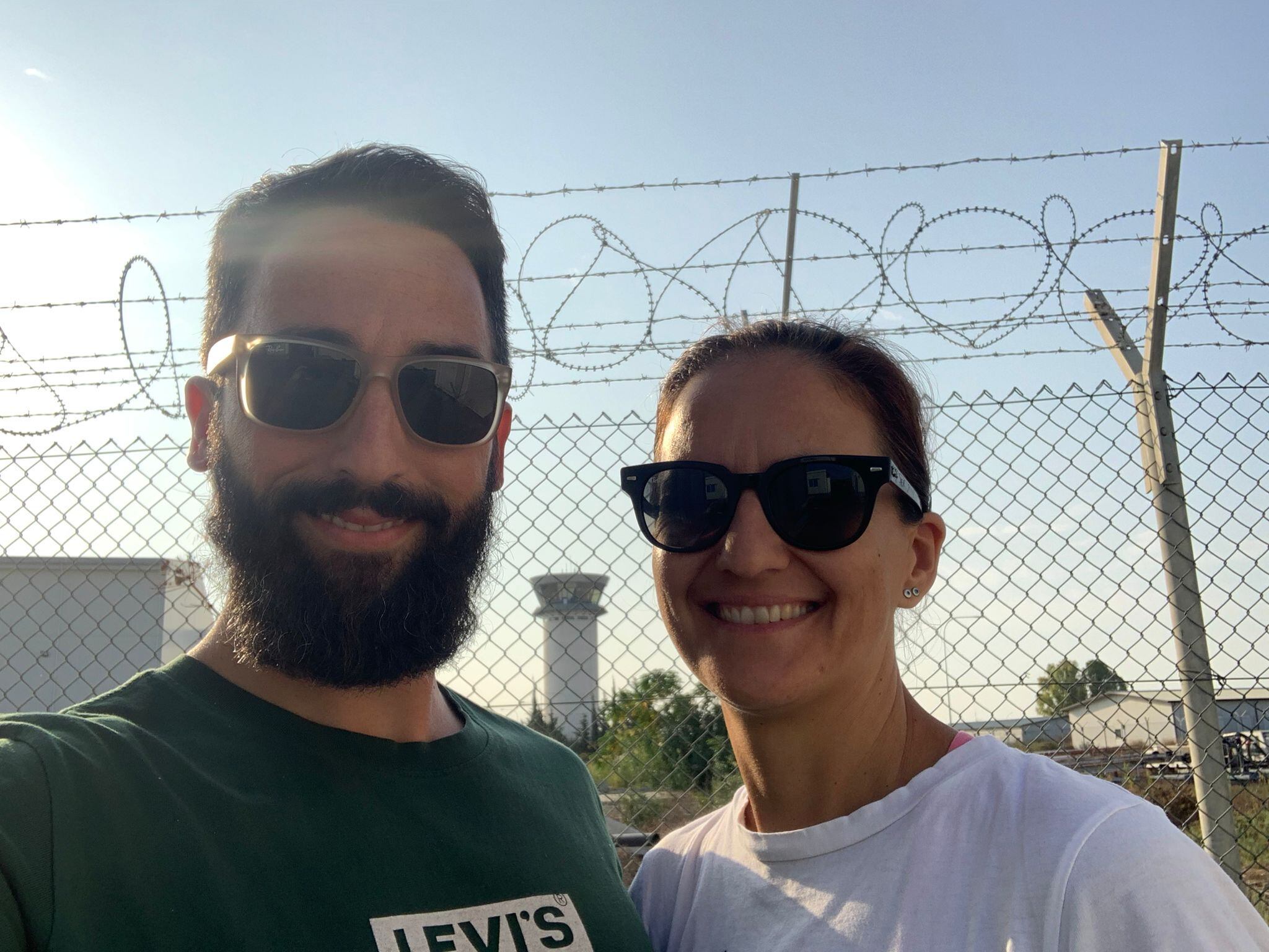 Cristina y Fran en el aeropuerto de Chipre