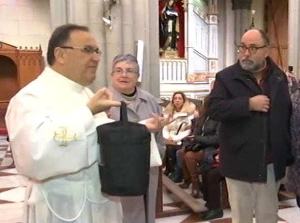 Los franciscanos del Santuario de la Virgen de Regla recibiendo la urna con las cenizas