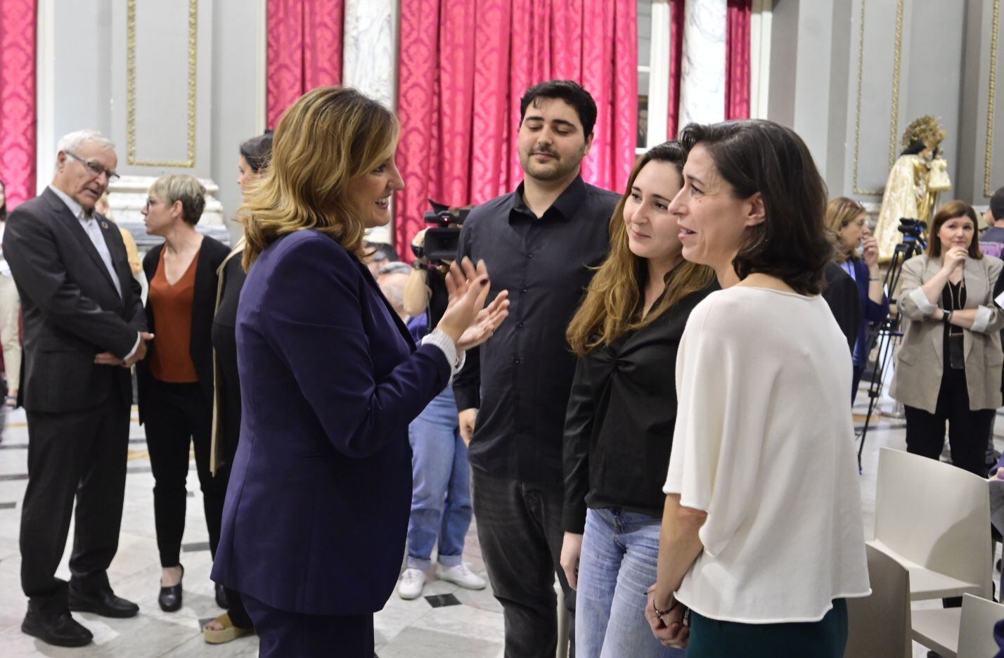 La alcaldesa de València, María José Catalá, junto a los familiares del fallecido alcalde Martínez Castellano, en el pleno extraordinario por el pésame del consistorio