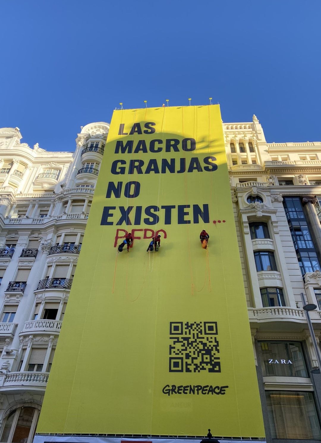 Activistas de Greenpeace piden al presidente del Gobierno, Pedro Sánchez, el cierre de todas las macrogranjas en España, tras semanas de debate en torno al modelo de ganadería industrial