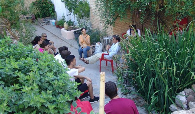 Jovenes voluntarios en el campo internacional &#039;Huerto del Mundo&#039;