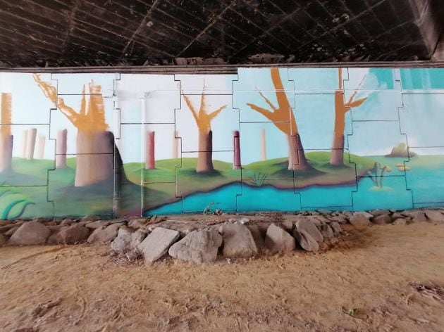 Mural de Cristina Soler bajo el puente de la Avenida Europa