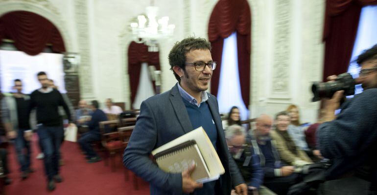 El alcalde de Cádiz, José María González, a su entrada en el Salón de Plenos del Ayuntamiento de Cádiz